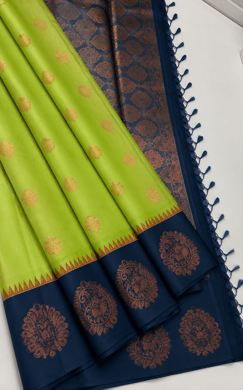 MANGALYAM KORVAI KOTTANJI TANA SOFT SILK SAREE Lime green with Navy blue